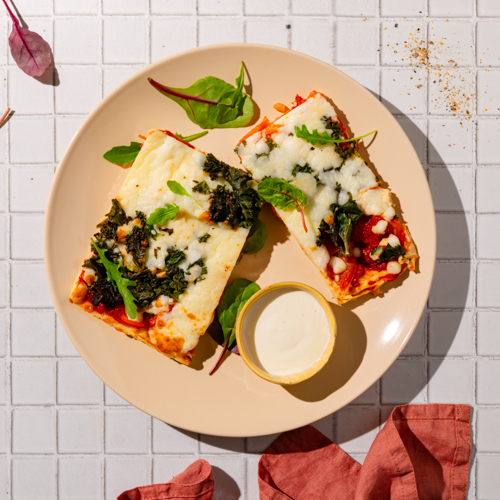 Pizza na kalafiorowym spodzie z warzywami i fit sosem aioli 