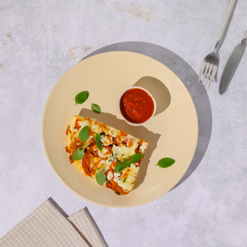 Pizza bezglutenowa z pomidorem, mozzarellą i sosem